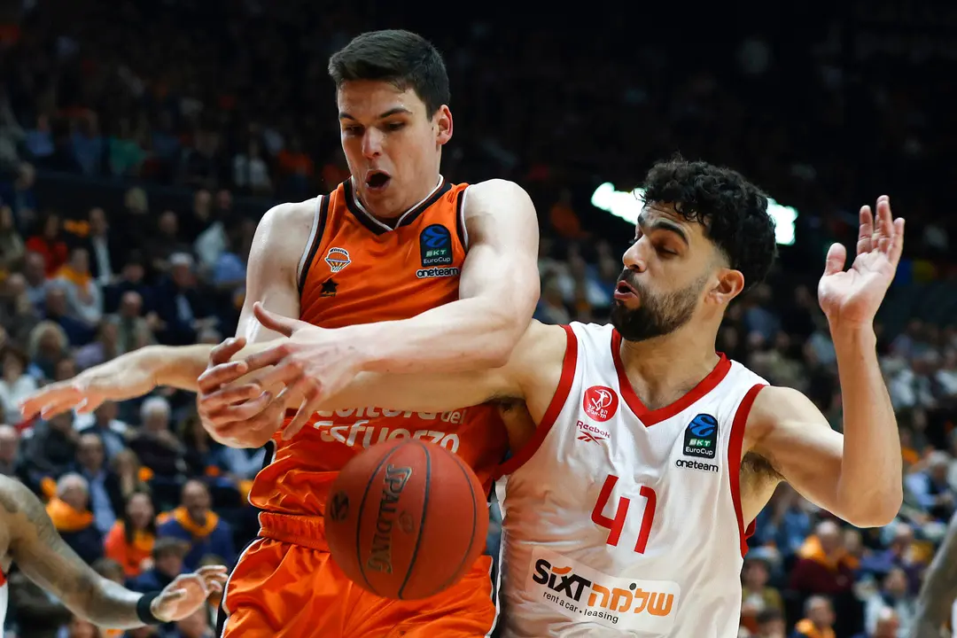 El jugador de Valencia Basket, Jaime Pradilla (i), pelea el bal&oacute;n ante el jugador del Hapoel Tel Aviv, Homer Ginat, durante el encuentro correspondiente a las semifinales de la Eurocopa que disputaron en el pabell&oacute;n de la fuente San Luis de Valencia. EFE/Miguel &Aacute;ngel Polo.