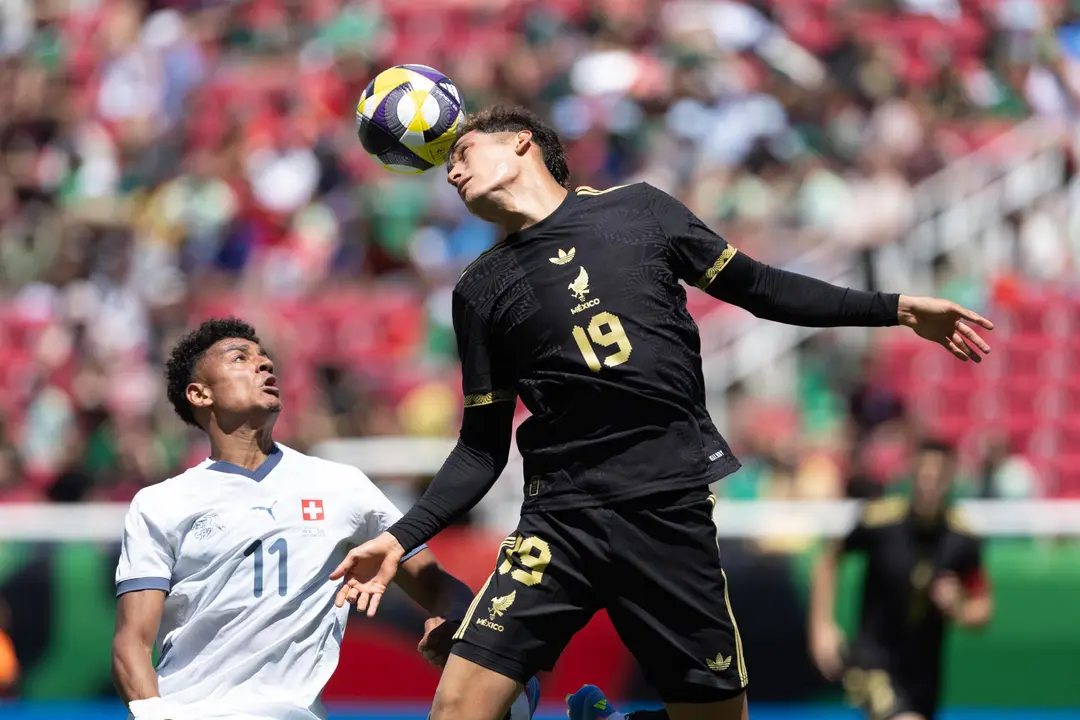Jes&uacute;s Orozco (d) de M&eacute;xico disputa un bal&oacute;n con Dan Ndoye de Suiza este s&aacute;bado, durante un partido amistoso entre M&eacute;xico y Suiza en el estadio Rice- Eccles de Salt Lake City (Estados Unidos). EFE/ Carlos Ram&iacute;rez