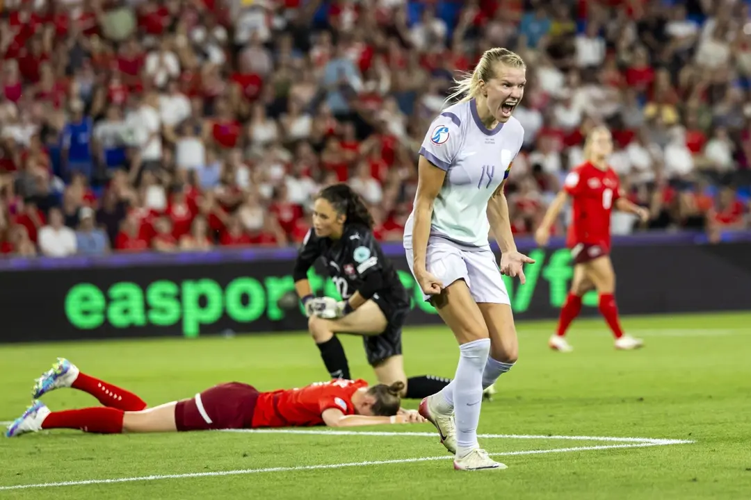 Noruega logr&oacute; una remontada ag&oacute;nica este mi&eacute;rcoles al imponerse por 1-2 a la anfitriona Suiza, en el partido inaugural de la Eurocopa femenina 2025, y que supuso un triunfo que supo proteger incluso despu&eacute;s de fallar un penalti. EFE/EPA/MICHAEL BUHOLZER EDITORIAL USE ONLY