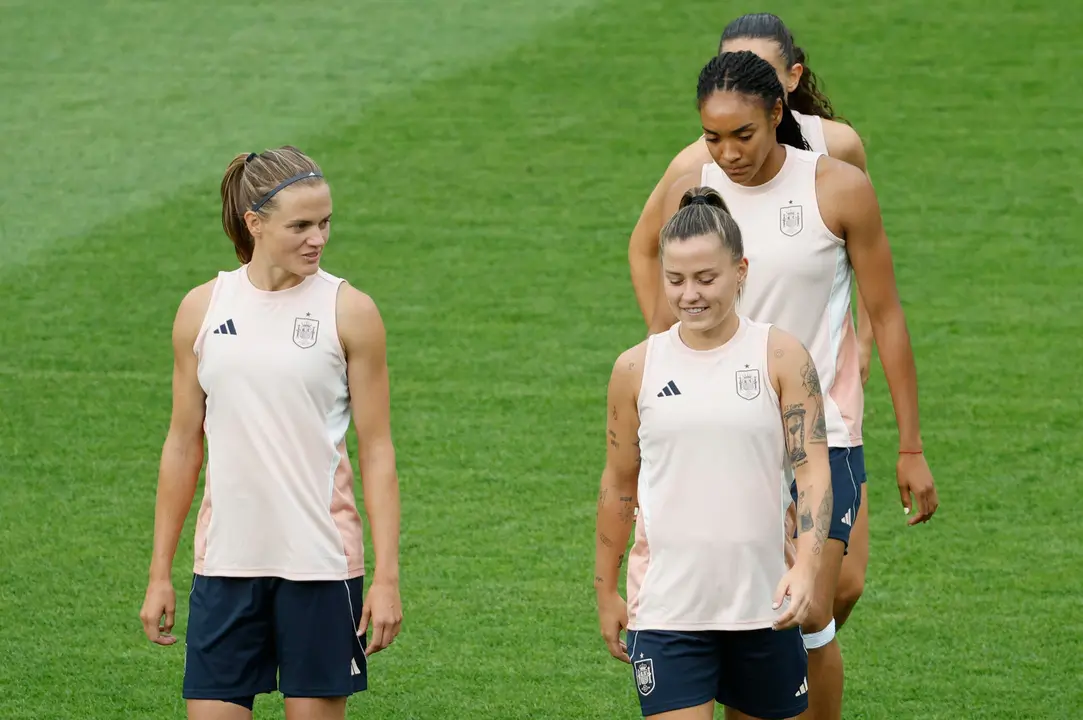 Las jugadoras espa&ntilde;olas, Claudia Pina e Irene Paredes (i), durante un entrenamiento, en una foto de archivo. EFE/ Ana Escobar
