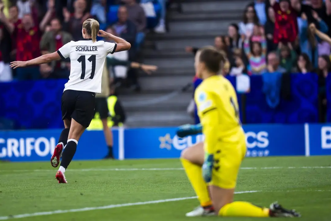 La jugadora de Alemania Sjoeke Nuesken (I) celebra el 1-1 al transformar un penalti mientras la portera danesa Maja Bay Ostergaard se lamenta durante el partido de la fase de grupos, el C, que han jugado en Silea, Suiza. EFE/EPA/TIL BUERGY