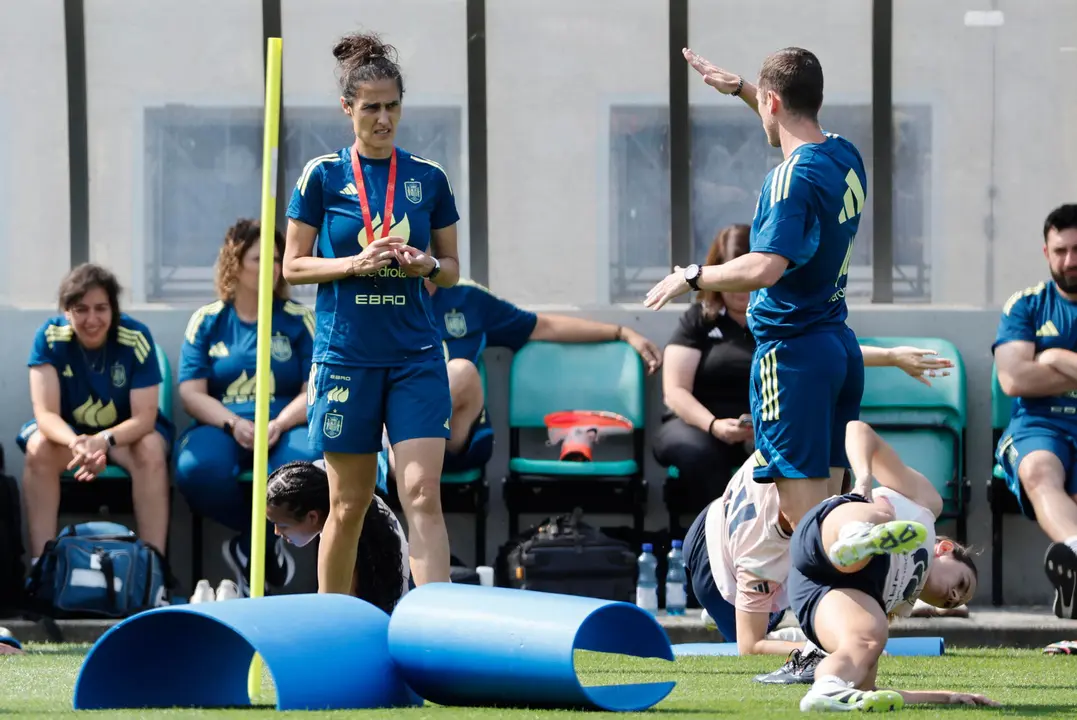 La entrenadora de la selecci&oacute;n espa&ntilde;ola de F&uacute;tbol Montse Tom&eacute;, durante el entrenamiento en Lausana, para preparar el partido de cuartos de final de la Eurocopa que disputan contra la selecci&oacute;n de Suiza. EFE/ Ana Escobar