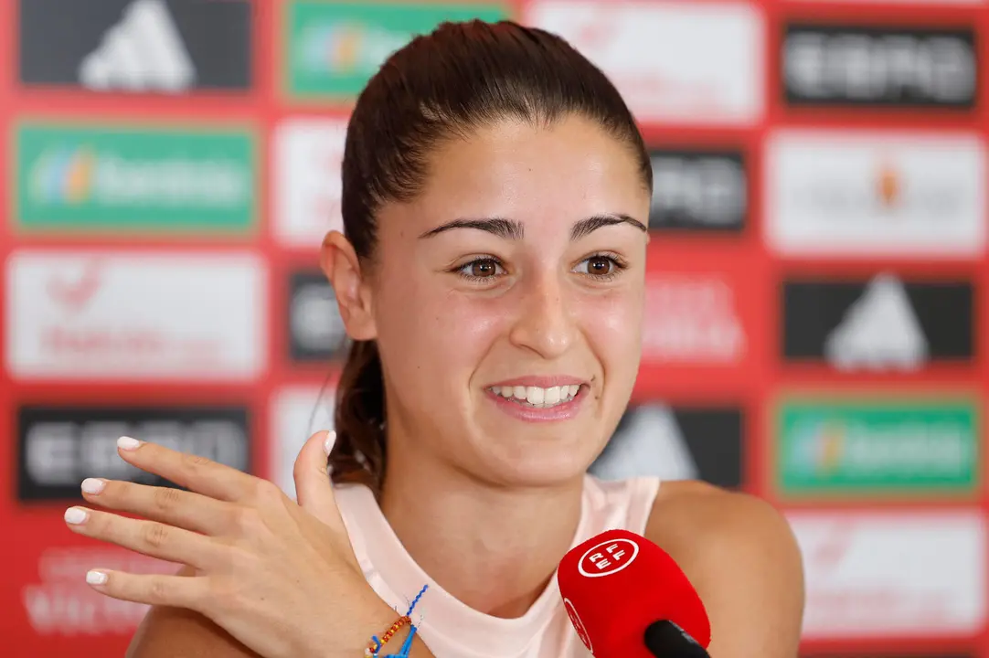 .-La jugadora de la selecci&oacute;n espa&ntilde;ola de f&uacute;tbol Jana Fern&aacute;ndez, durante la rueda de prensa tras el entrenamiento este lunes en Lausana, para preparar el partido de cuartos de final de la Eurocopa que disputan contra la selecci&oacute;n de Suiza el pr&oacute;ximo viernes. EFE/ Ana Escobar
