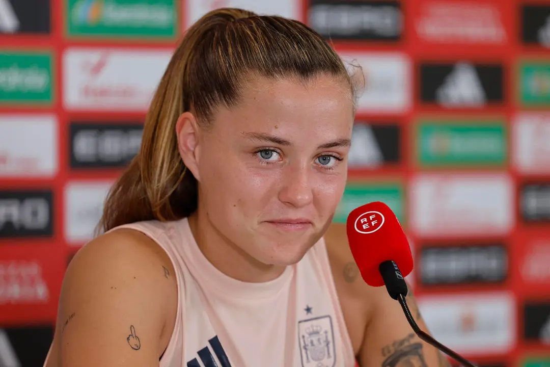 La delantera de la selecci&oacute;n espa&ntilde;ola de f&uacute;tbol Claudia Pina, durante la rueda de prensa tras el entrenamiento llevado a cabo en Lausana, para preparar el partido de cuartos de final de la Eurocopa que disputan contra la selecci&oacute;n de Suiza. EFE/ Ana Escobar