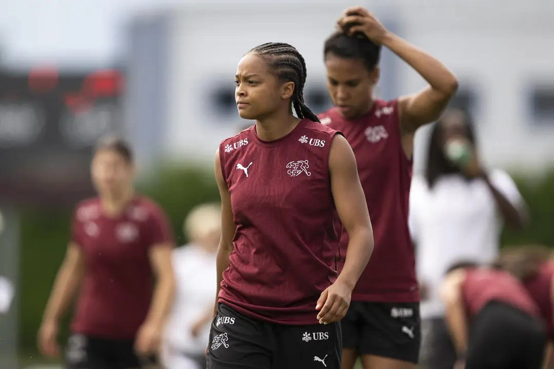 Leila Wandeler, de Suiza, durante una sesi&oacute;n de entrenamiento de la selecci&oacute;n femenina suiza de f&uacute;tbol en Thun EFE/EPA/ANTHONY ANEX