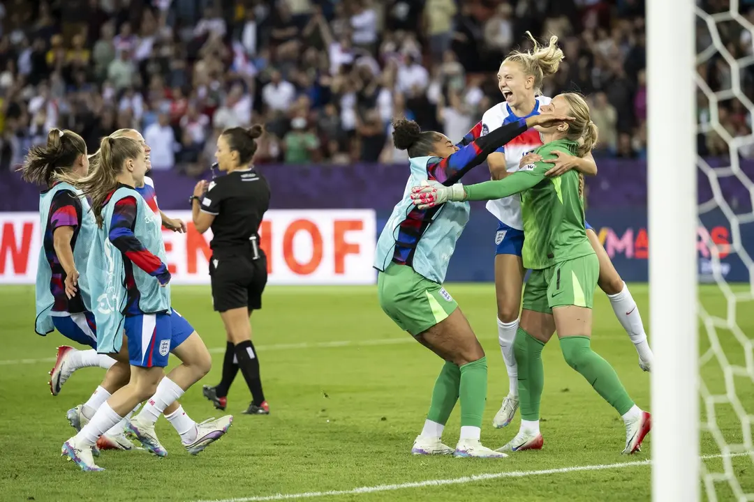 Las jugadoras de Inglaterra celebran la clasificaci&oacute;n para las semifinales.EFE/EPA/ENNIO LEANZA
