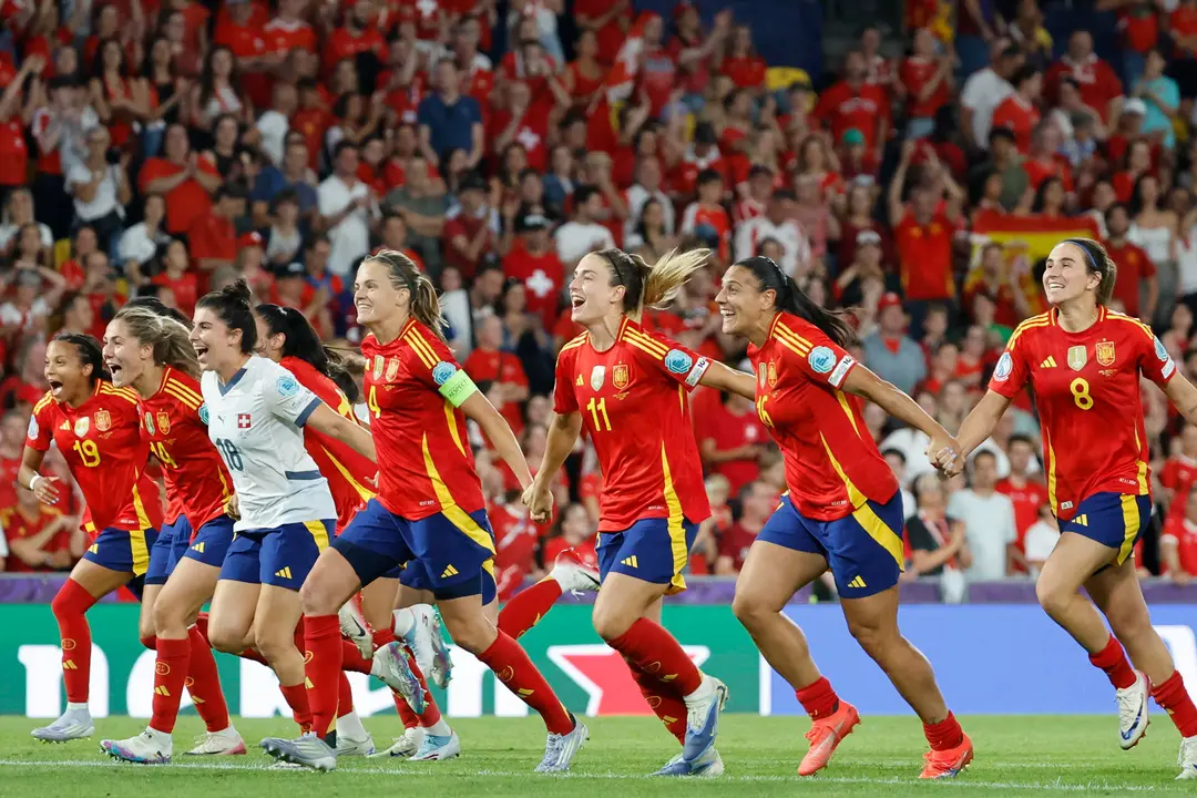 Las jugadoras de la selecci&oacute;n espa&ntilde;ola celebran su victoria tras el partido de cuartos de final de la Eurocopa 2025 entre Suiza y Espa&ntilde;a en el estadio de Wankdorf, en Berna (Suiza). EFE/Ana Escobar