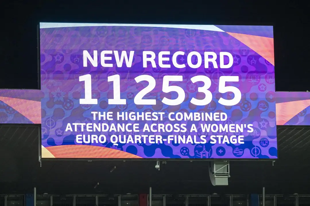 Videomarcador que muestra el n&uacute;mero 112.535, r&eacute;cord de asistencia en los partidos de cuartos de final de una Eurocopa, mostrado durante el partido de cuartos de final que han jugado Francia y Alemania en Basilea, Suiza. EFE/EPA/GEORGIOS KEFALAS