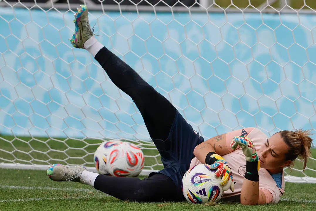 La portera de la selecci&oacute;n espa&ntilde;ola Cata Coll, durante el entrenamiento previo al partido de semifinales de la Eurocopa de f&uacute;tbol que disputar&aacute;n el pr&oacute;ximo mi&eacute;rcoles ante Alemania. EFE/Ana Escolar