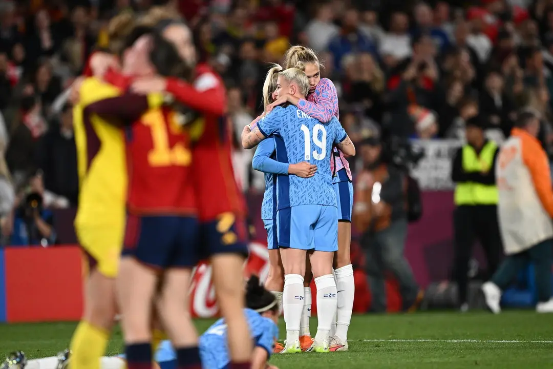 Espa&ntilde;a celebra mientras Inglaterra se consuela en la final del mundial femenino de f&uacute;tbol en Sydney, Australia. EFE/EPA/DAN HIMBRECHTS