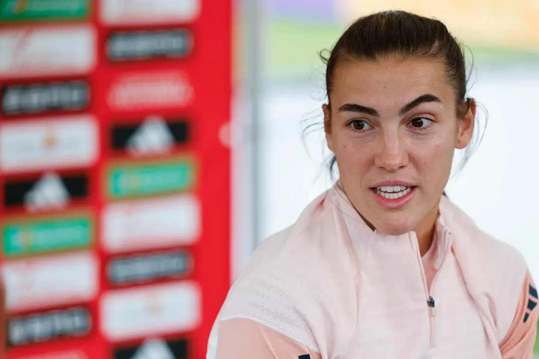 La jugadora de la selecci&oacute;n espa&ntilde;ola, Patri Guijarro, durante la rueda de prensa que ha ofrecido hoy jueves en Lausana, previa a la final que disputan el pr&oacute;ximo domingo frente a Inglaterra. EFE / Ana Escobar.