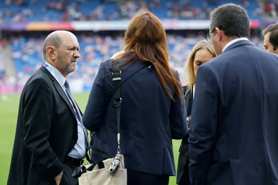 El presidente de la Real Federaci&oacute;n Espa&ntilde;ola de F&uacute;tbol (RFEF), Rafael Louz&aacute;n (i) en el St. Jakob Park de Basilea (Suiza), horas antes de la final de la Eurocopa Femenina 2025 que disputan este domingo Espa&ntilde;a e Inglaterra. EFE/ Ana Escobar