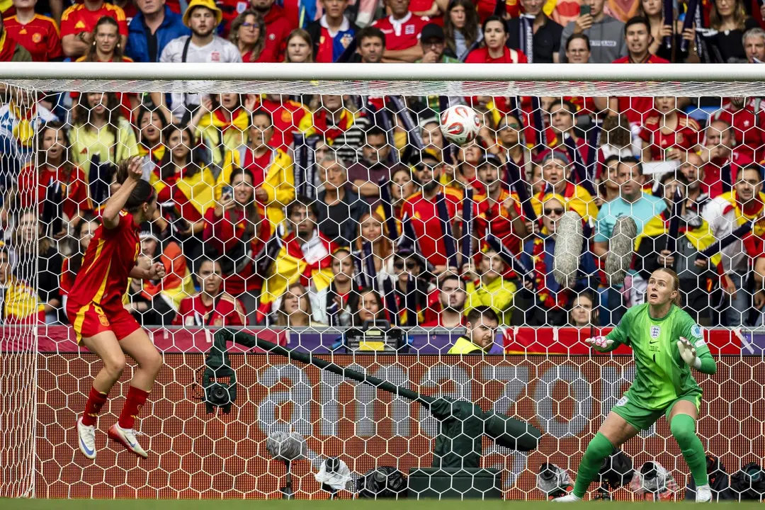 Mariona Caldentey cabecea a gol durante la final de la Eurocopa Femenina 2025 que disputan Espa&ntilde;a e Inglaterra el el St. Jakob Park de Basilea (Suiza). EFEEFE/EPA/MICHAEL BUHOLZER