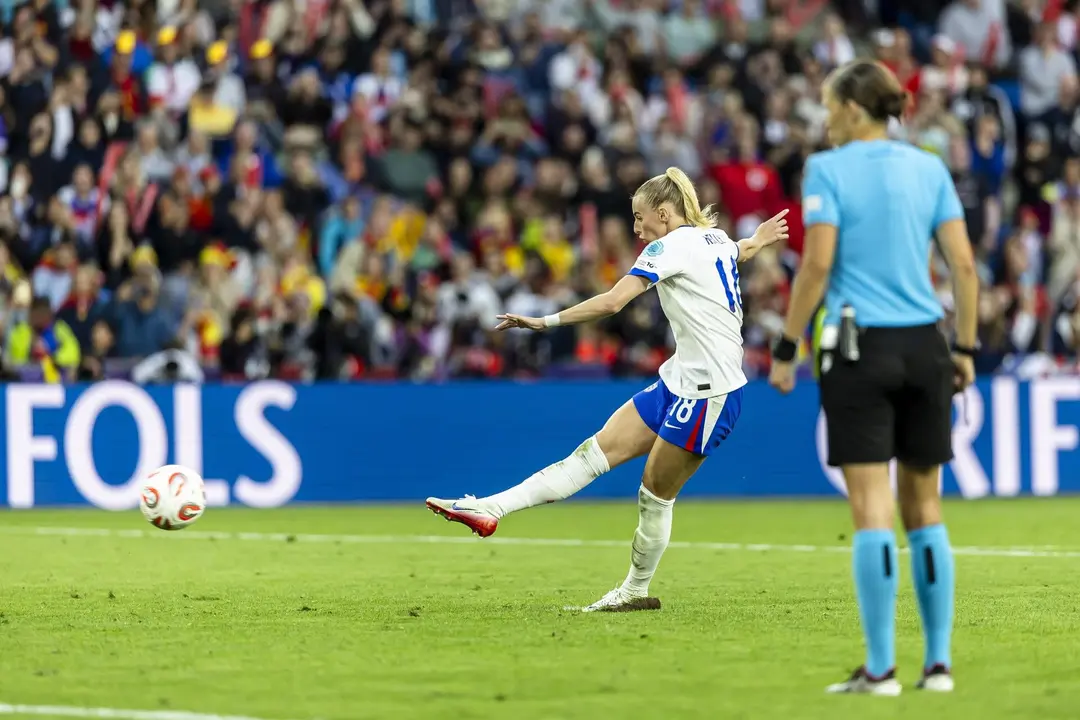Chloe Kelly, delantera de Inglaterra, lanza el penalti que le ha dado el t&iacute;tulo de la Eurocopa en Basilea, Suiza. EFE/EPA/MICHAEL BUHOLZER