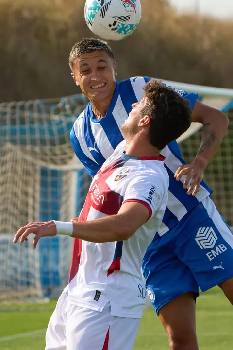 Javi Mier (delante), del Huesca, lucha por un bal&oacute;n alto con Nahuel Tenaglia, del Alav&eacute;s, durante el partido amistoso que Deportivo Alav&eacute;s y Huesca C.F. disputan este mi&eacute;rcoles en Vitoria. EFE/ ADRI&Aacute;N RUIZ HIERRO