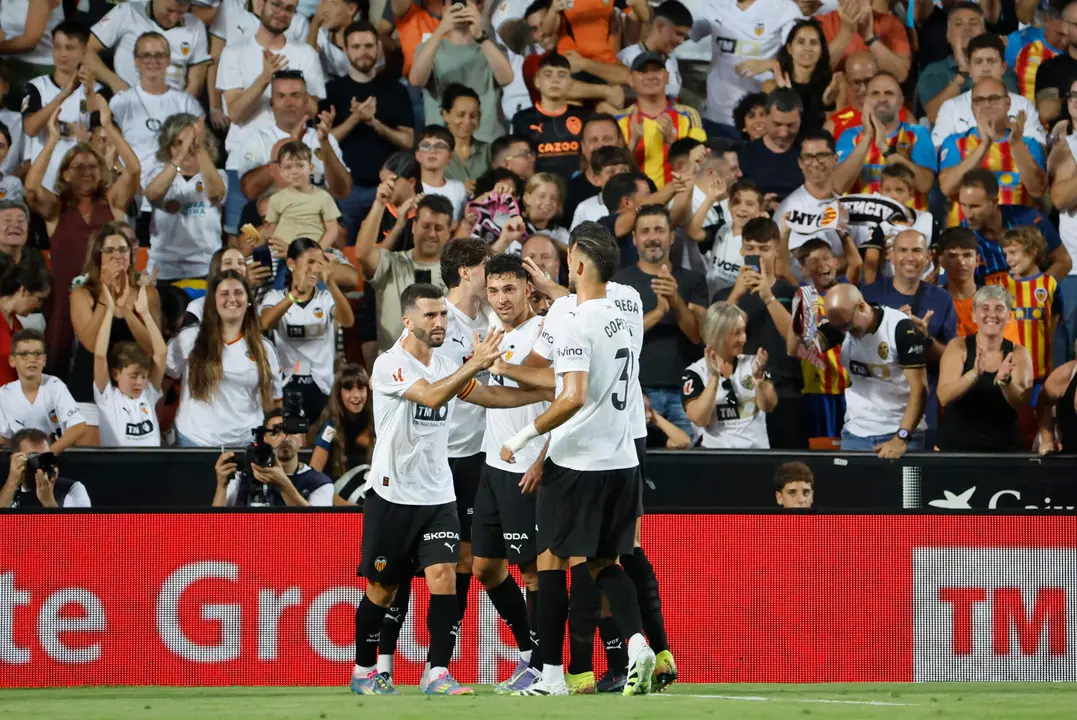 El centrocampista del Valencia Javi Guerra (c) celebra su gol durante el partido del Trofeu Taronja que Valencia y Torino disputan este s&aacute;bado en el estadio de Mestalla. EFE/ Ana Escobar