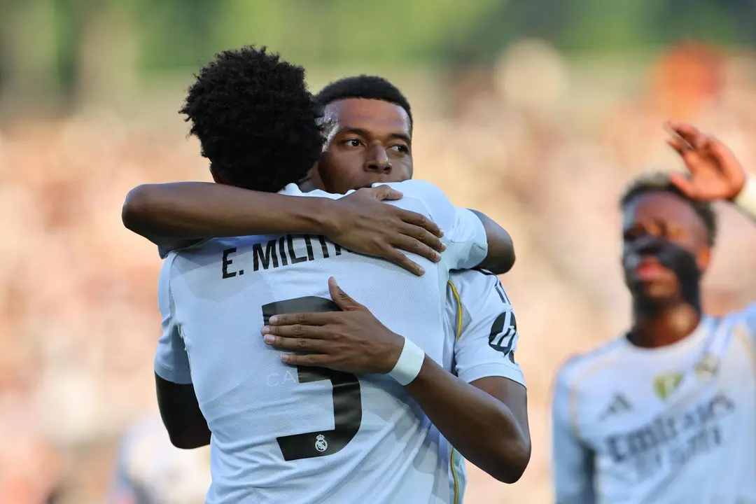 Eder Militao, del Real Madrid (izquierda), celebra con Kylian Mbapp&eacute;, del Real Madrid (derecha), tras marcar el gol del 0-1 durante un partido amistoso entre el WSG Tirol y el Real Madrid, en Innsbruck, Austria, el 12 de agosto de 2025. (F&uacute;tbol, Amistoso). EFE/EPA/ANNA SZILAGYI