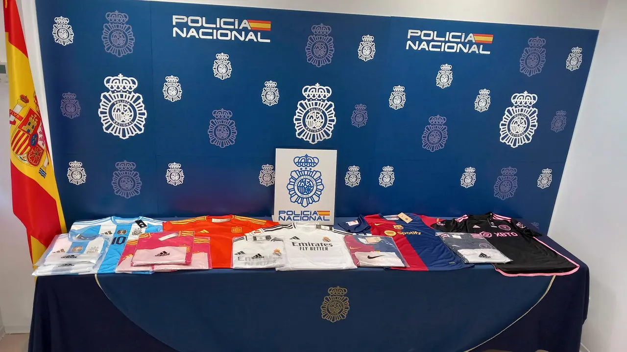 Agentes de la Polic&iacute;a Nacional han intervenido m&aacute;s de dos toneladas de mercanc&iacute;a falsificada consistente en zapatillas de deporte y camisetas de diferentes equipos de f&uacute;tbol de marcas de reconocido prestigio. EFE/Polic&iacute;a Nacional*SOLO DISPONIBLE PARA ILUSTRAR LA NOTICIA QUE ACOMPA&Ntilde;A (CR&Eacute;DITO OBLIGATORIO)*