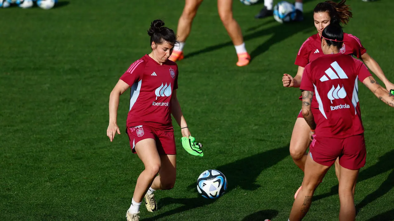 La delantera de la selecci&oacute;n espa&ntilde;ola Luc&iacute;a Garc&iacute;a (i) participa en el entrenamiento de este lunes en la Ciudad del F&uacute;tbol de Las Rozas, en Madrid, donde el equipo nacional prepara su doble partido de clasificaci&oacute;n para la Euro 2025 ante Dinamarca. EFE/ Rodrigo Jim&eacute;nez