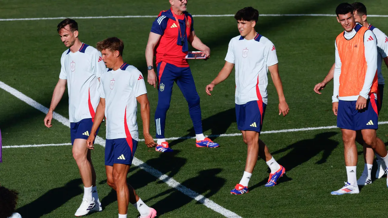 Jugadores y cuerpo t&eacute;cnico de la selecci&oacute;n espa&ntilde;ola durante el entrenamiento que han realizado hoy s&aacute;bado en la Ciudad del F&uacute;tbol de las Rozas preparatorio para la Eurocopa 2024. EFE / Chema Moya.