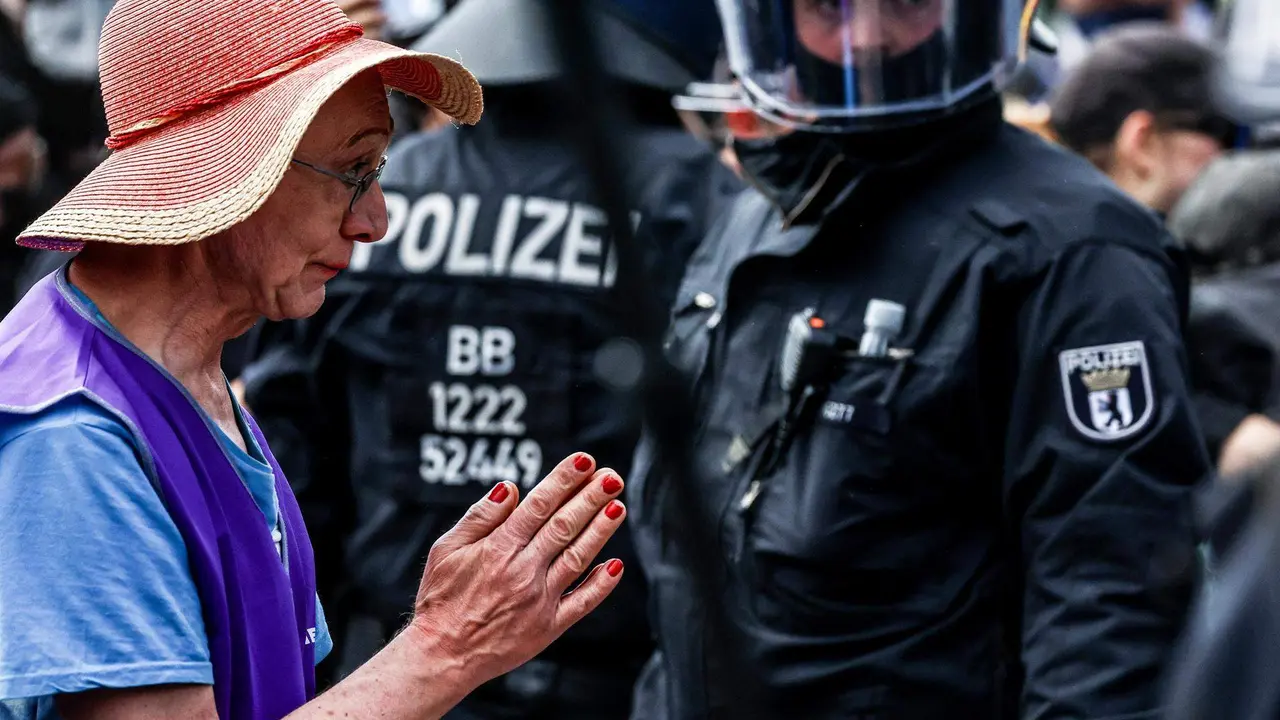 Foto de la polic&iacute;a antidisturbios alemana. EFE/EPA/FILIP SINGER
