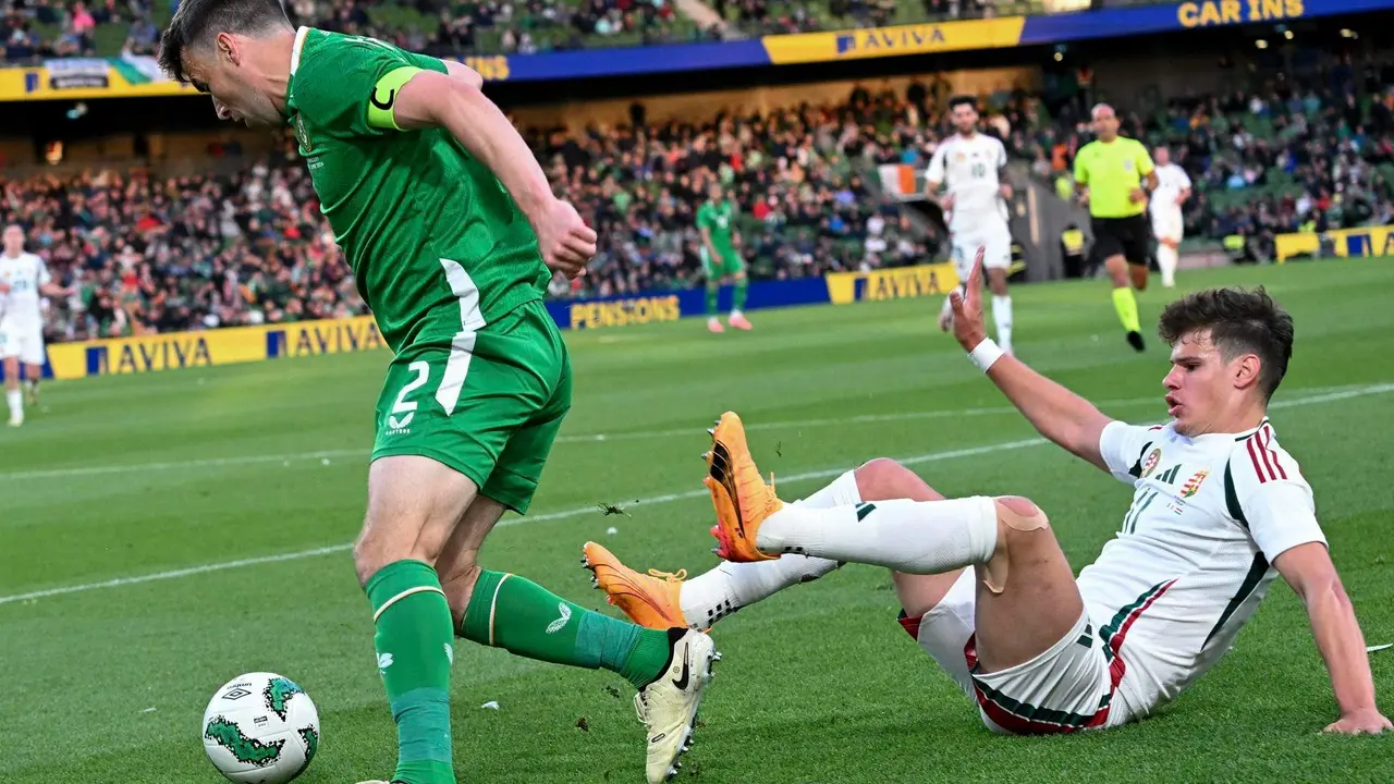 El h&uacute;ngaro Milos Kerkez (d) en acci&oacute;n ante el irland&eacute;s Seamus Coleman durante el partido amistoso que han jugado en Dubl&iacute;n, Irlanda. H EFE/EPA/Tibor Illyes HUNGARY OUT