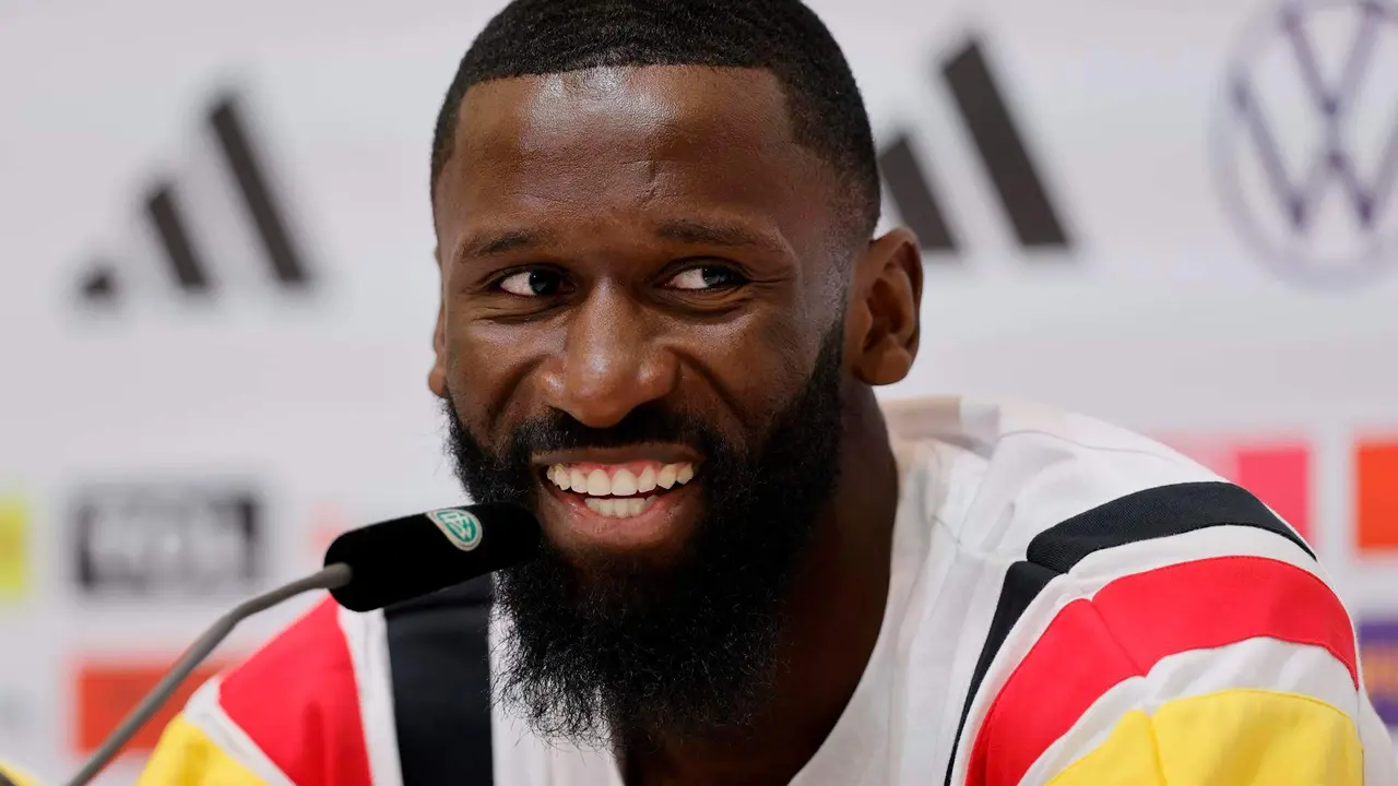 El futbolista alem&aacute;n Antonio R&uuml;diger en una conferencia de prensa despu&eacute;s del entrenamiento de su selecci&oacute;n en Herzogenaurach, Alemania. EFE/EPA/RONALD WITTEK