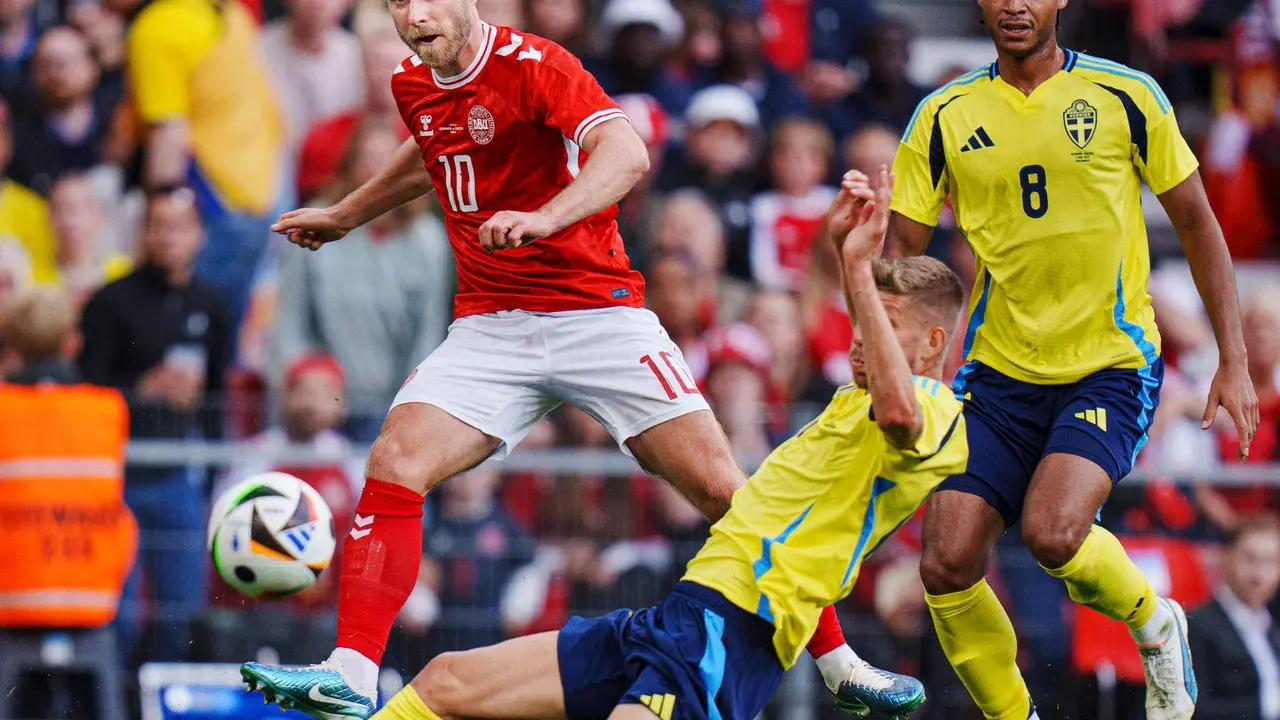 El jugador de Dinamarca Christian Eriksen remata ante la defensa del sueco Jens-Lys Cajuste durante el partido amistoso que han jugado Dinamarca y Suecia en Cpenhague, Dinamarca. EFE/EPA/Liselotte Sabroe