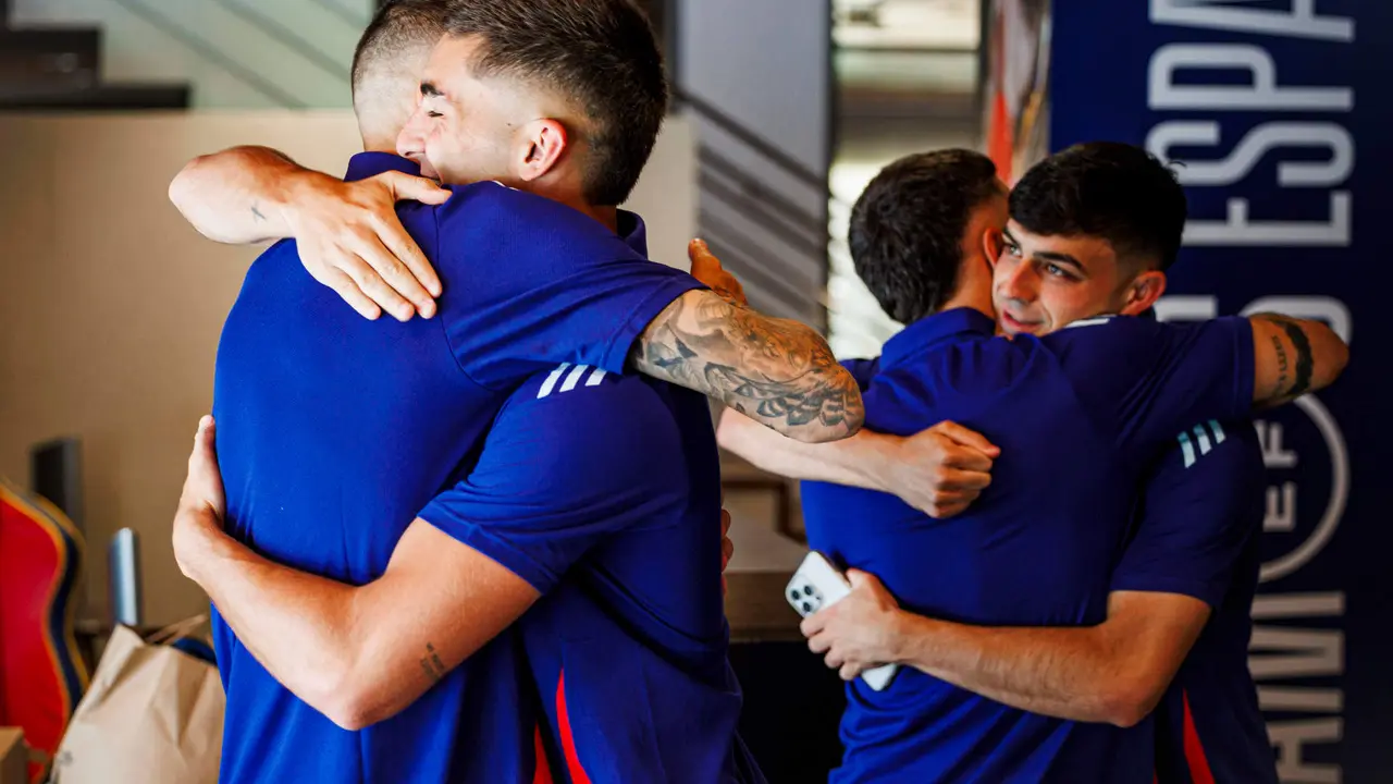 El centrocampista Pedri (d) y el delantero Ferr&aacute;n Torres (2i) dan la bienvenida al defensa Carvajal (2d) y al delantero Joselu (i) a su llegada a la concentraci&oacute;n de la selecci&oacute;n espa&ntilde;ola de cara a la Eurocopa 2024 de Alemania, este jueves en Badajoz. EFE/ Pablo Garc&iacute;a / RFEF