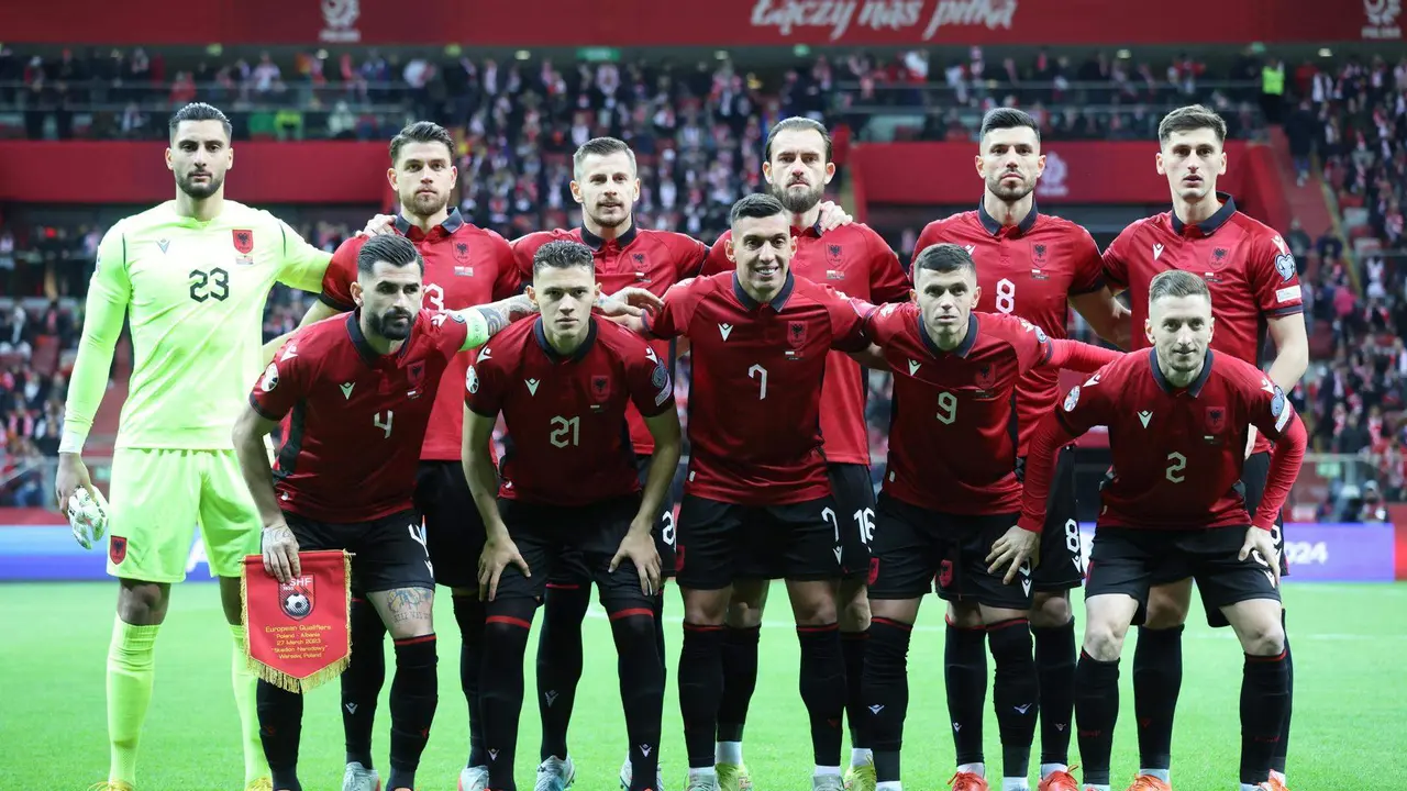 El equipo nacional de Albania, en una foto de archivo. Fila superior desde la izquierda: Thomas Strakosha, Enea Mihaj, Ylber Ramadani, Sokol Cikalleshi, Klaus Gjasula and Marash Kumbulla. Fila inferior desde la izquierda: Elseid Hysaj, Kristjan Asllani, Myrto Uzuni, Jasir Asani and Ivan Balliu. EFE/EPA/PIOTR NOWAK