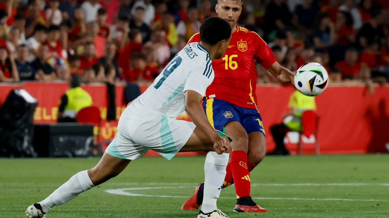 El centrocampista Rodri Hern&aacute;ndez (d) juega un bal&oacute;n ante Shea Charles, de Irlanda del Norte, el &uacute;ltimo partido amistoso disputado por la selecci&oacute;n espa&ntilde;ola antes de la Eurocopa. EFE/Cati Cladera