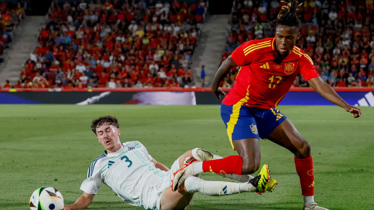 El delantero de la selecci&oacute;n espa&ntilde;ola Nico Williams (d) trata de escapar de Trai Hume, de Irlanda del Norte, durante el partido amistoso de f&uacute;tbol disputado este s&aacute;bado en el estadio de Son Moix. EFE/Cati Cladera