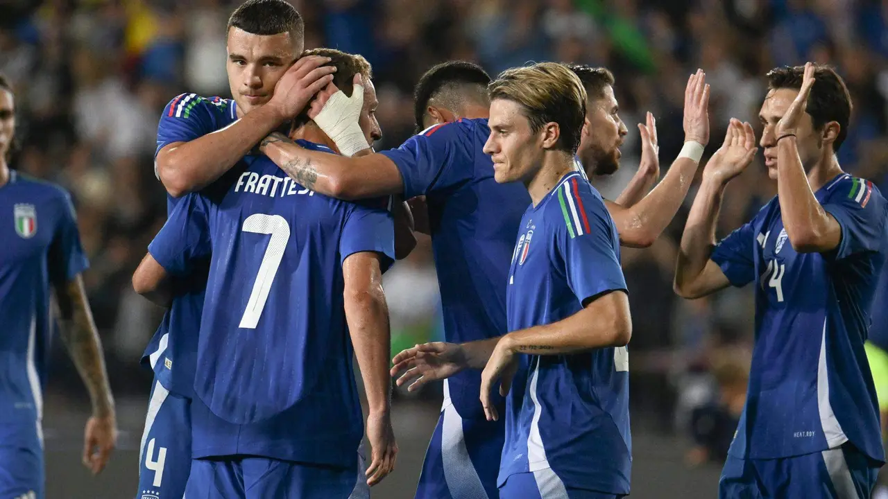 El jugador de Italia Davide Frattes (2-I, de espaldas) celebra con sus compa&ntilde;eros el 1-0 durante el partido amistoso que han jugado Italia y Bosnia en Empoli, Italia. EFE/EPA/CLAUDIO GIOVANNINI