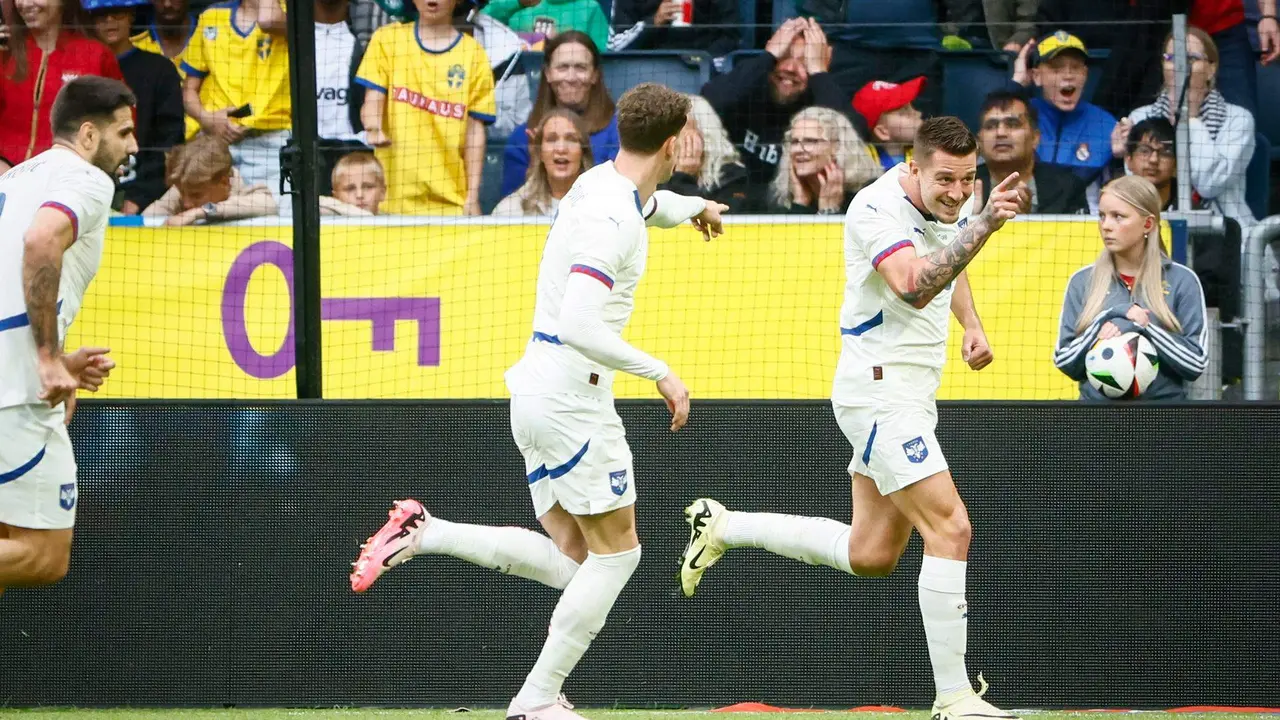 El jugador serbio Sergej Milinkovic-Savic (d) celebra uno de los goles de su selecci&oacute;n durante el amistoso que han jugado Suecia y Serbia en el Friends Arena de Estocolmo, Suecia. EFE/EPA/Stefan Jerrevang
