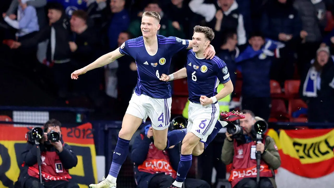 Scott McTominay y Kieran Tierney celebran un gol en una foto de archivo. EFE/EPA/Robert Perry