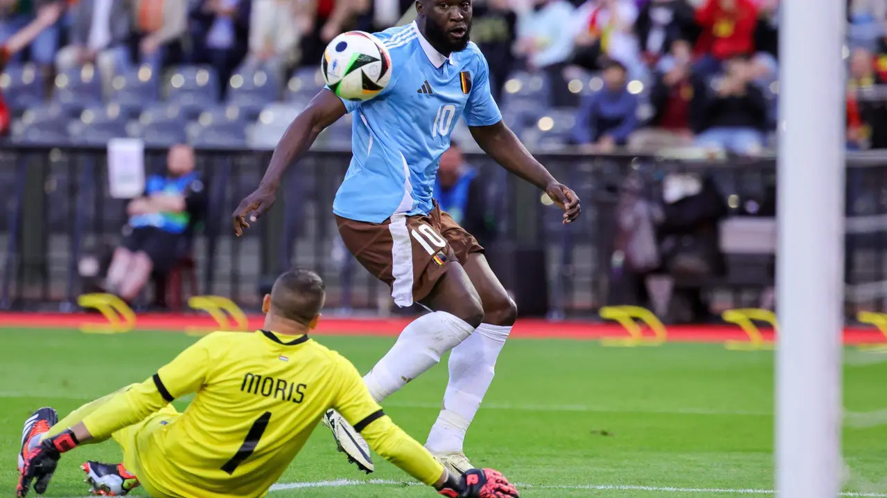 El delantero belga Romelu Lukaku (d) en acci&oacute;n durante el partido amistoso que han jugado B&eacute;lgica y Luxemburgo en Bruselas, B&eacute;lgica. EFE/EPA/OLIVIER MATTHYS