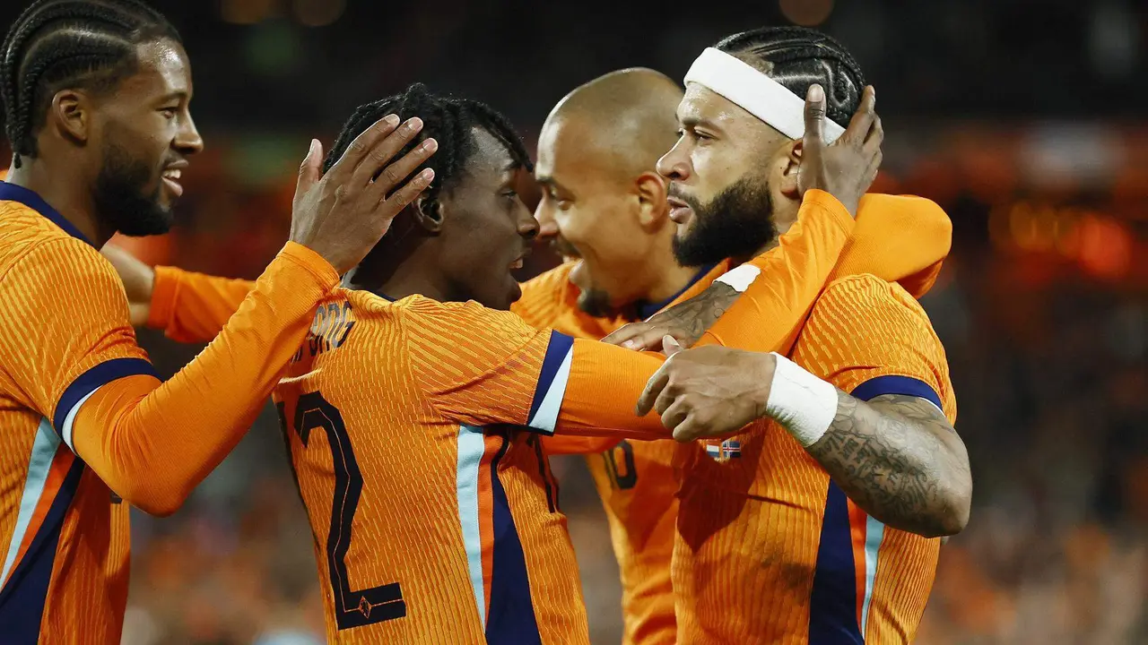 El jugador Memphis Depay (d) celebra un gol durante el partido amistos que han jugado Pa&iacute;ses Bajos e Islandia en Rotterdam,EFE/EPA/MAURICE VAN STEEN