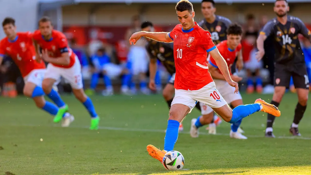 El delantero checo Patrik Schick lanza un penalti durante el amistoo que han jugado Rep&uacute;blica Checa y Macedonia del Norte en Hradec Kralove, Rep&uacute;blica Checa. EFE/EPA/MARTIN DIVISEK