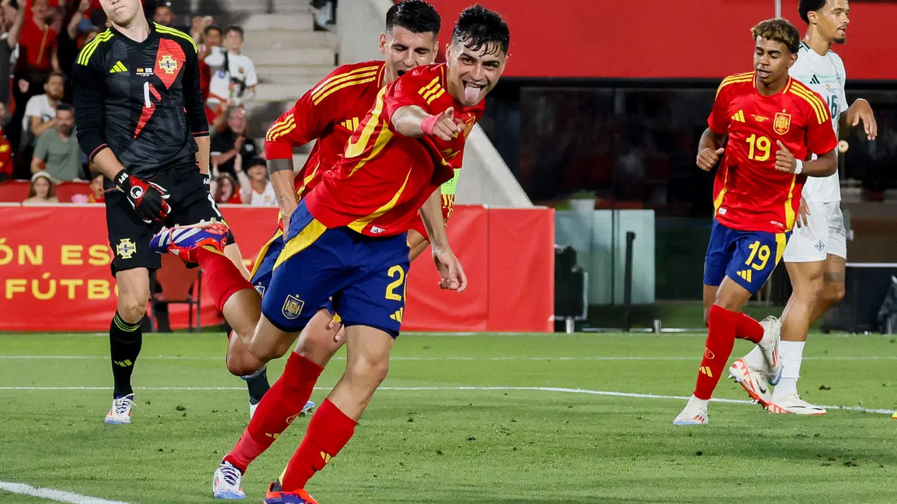 El centrocampista de la selecci&oacute;n espa&ntilde;ola Pedri (c) celebra tras marcar el 3-1, durante el partido amistoso de f&uacute;tbol ante Irlanda del Norte disputado en el estadio de Son Moix. EFE/Cati Cladera