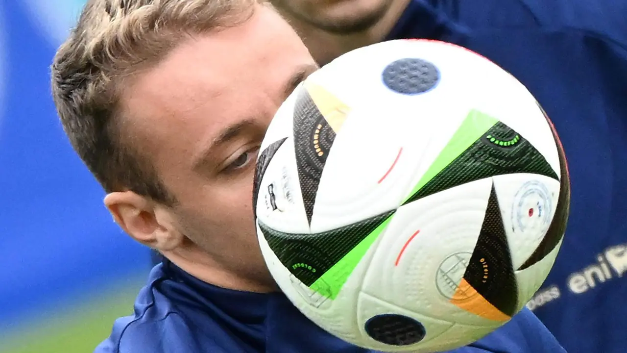 El centrocampista italiano Davide Frattesi durante un entrenamiento en el estadio Hemberg Nord Hale, de cara a su preparaci&oacute;n para la Eurocopa 2024, este mi&eacute;rcoles en Iserlohn, Alemania. EFE/Daniel Dal Zennaro