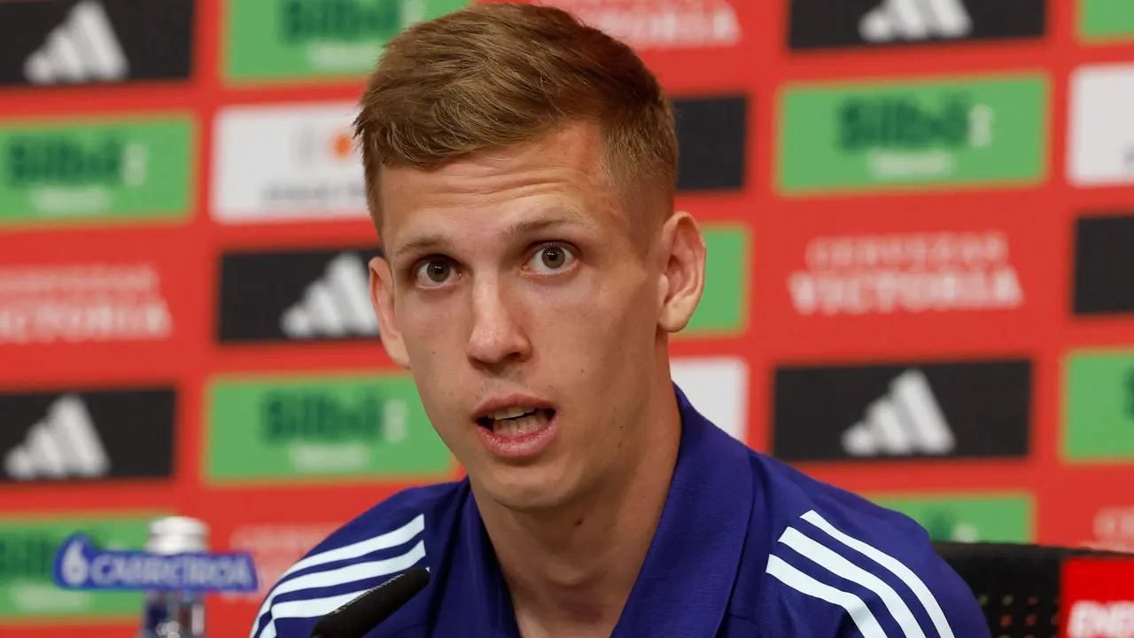 El delantero de la selecci&oacute;n espa&ntilde;ola Dani Olmo durante la rueda de prensa posterior al entrenamiento celebrado este jueves en la localidad alemana de Donaueschingen. EFE/ JJ Guill&eacute;n