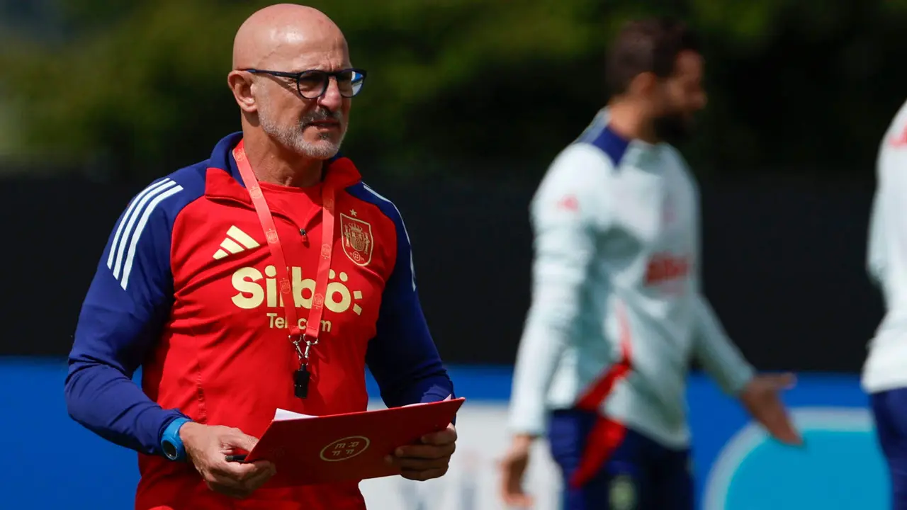 - El seleccionador Luis de la Fuente durante el entrenamiento celebrado este jueves en la localidad alemana de Donaueschingen. EFE/ JJ Guill&eacute;n