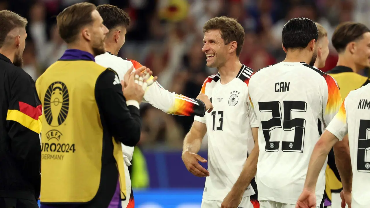 El medio de Alemania Thomas Mueller (C) celebra la victoria en el partido inaugural de la Euroopa jugado en M&uacute;nic. EFE/EPA/FRIEDEMANN VOGEL