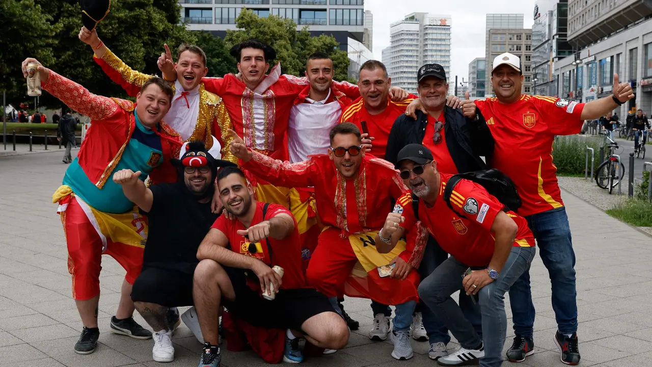 Seguidores espa&ntilde;oles antes del partido de f&uacute;tbol de la Eurocopa 2024 entre Espa&ntilde;a y Croacia en Berl&iacute;n, Alemania. EFE/ J.J.Guill&eacute;n