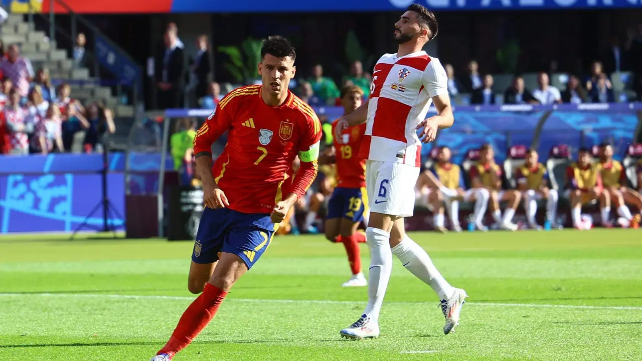 El delantero de Espa&ntilde;a Alvaro Morata (I) celebra el 1-0 durante el partido del grupo B entre Espa&ntilde;a y Croacia en el estadio Ol&iacute;mpico de Berl&iacute;n, Alemania.EFE/EPA/FILIP SINGER