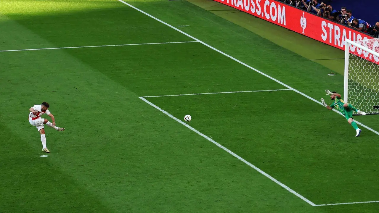 El croata Bruno Petkovic (i) falla en penalti ante Unai Sim&oacute;n. EFE/EPA/ABEDIN TAHERKENAREH