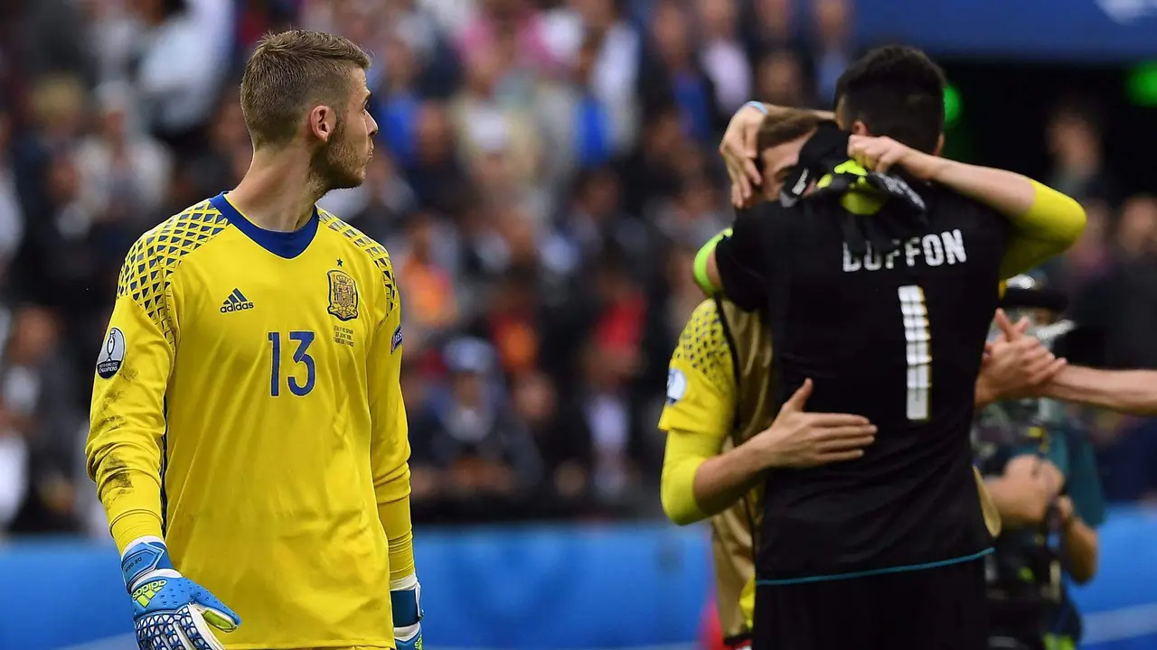 El portero espa&ntilde;ol David De Gea (I) observa la celebraci&oacute;n de Gianluigi Buffon durante la Eurocppa de 206 en la que Italia gan&oacute; a Espa&ntilde;a en Par&iacute;s. EFE/EPA/GEORGI LICOVSKI/Archivo