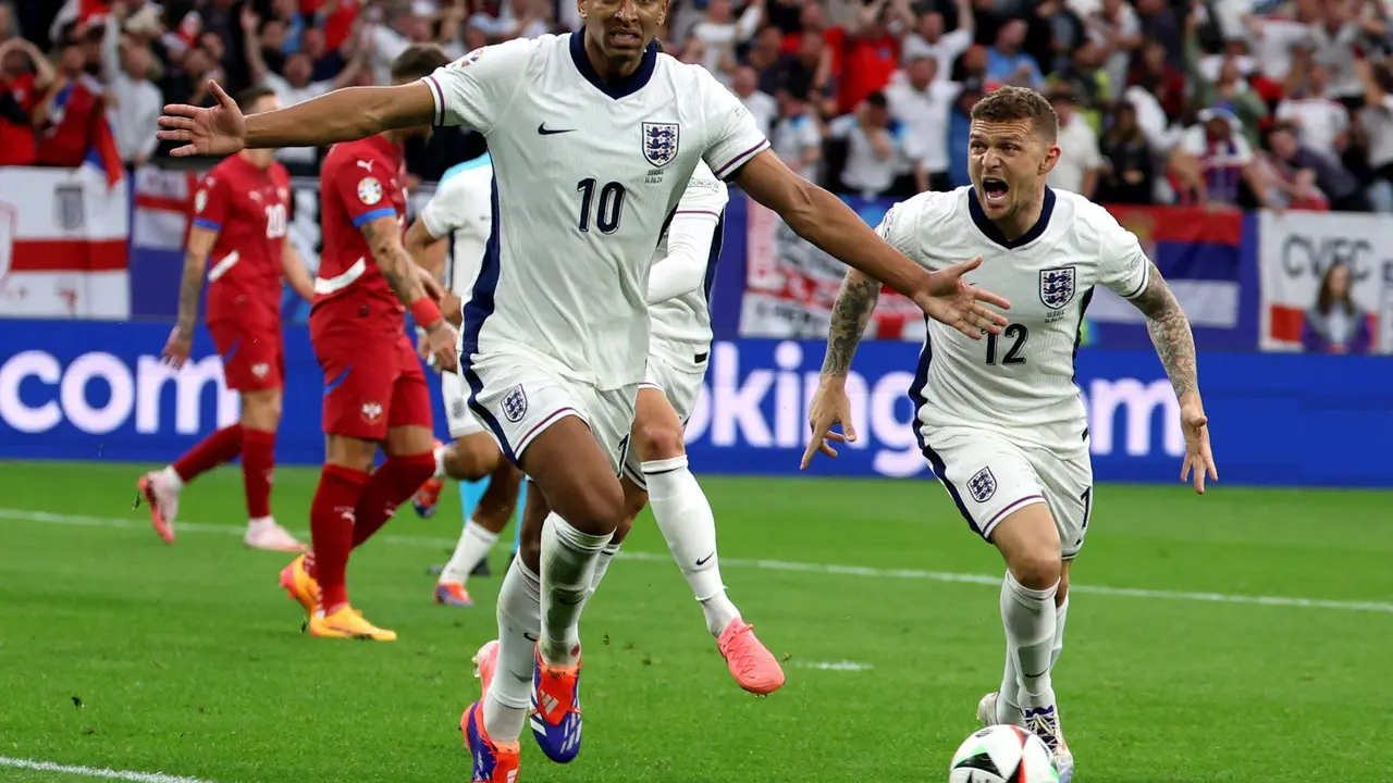 Jude Bellingham of England (C) celebra el 1-0 con Kieran Trippier en Gelsenkirchen, Alemania. EFE/EPA/CHRISTOPHER NEUNDORF