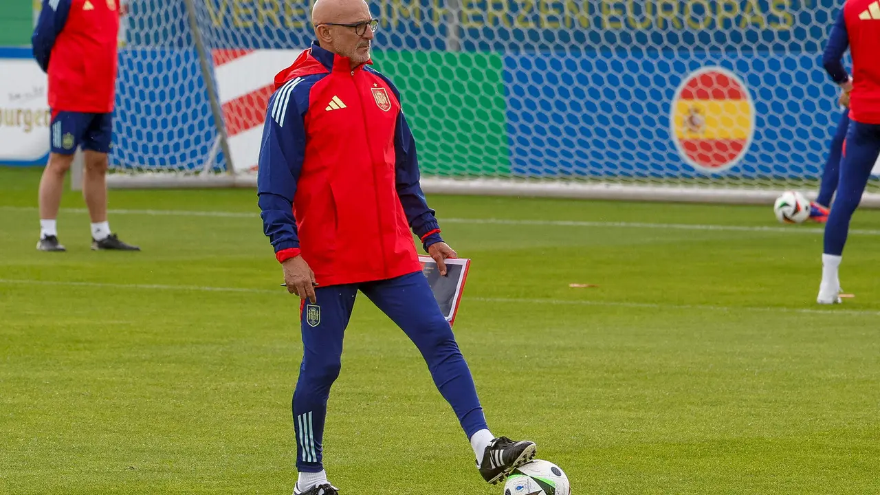 El seleccionador espa&ntilde;ol, Luis de la Fuente, dirige el entrenamiento de este domingo en el Centro Deportivo SV Aasen, en la localidad alemana de Donaueschingen, donde preparan el segundo partido del grupo B de la Eurocopa 2024 ante Italia. EFE/J.J.Guill&eacute;n