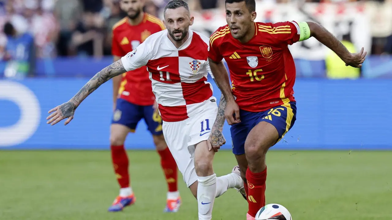 El croata Marcelo Brozovic (iz) junto al espa&ntilde;ol Rodri durante el partido el apsado d&iacute;a 15. EFE/EPA/ROBERT GHEMENT